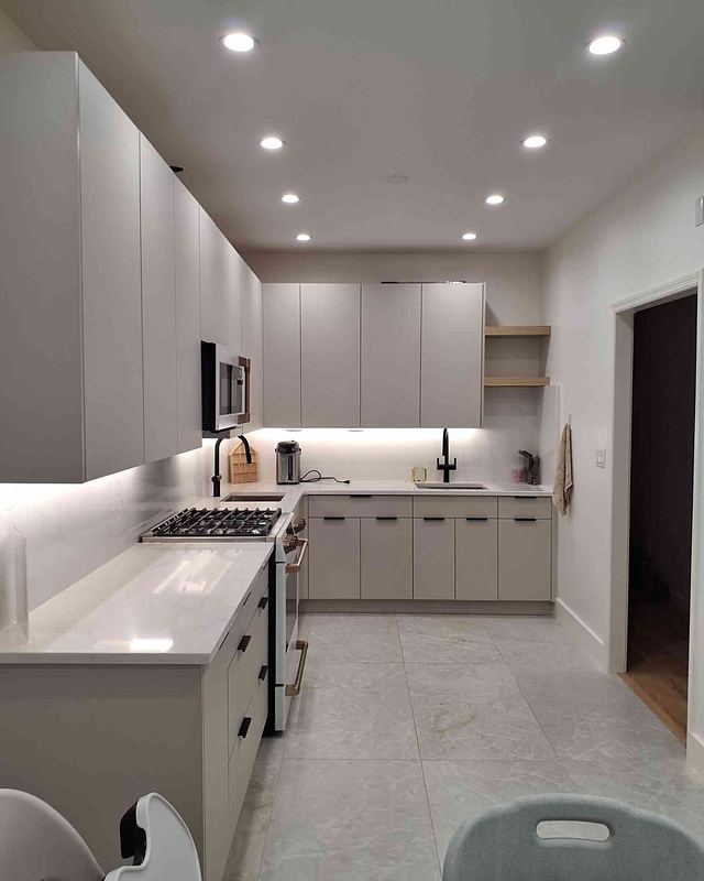 White handleless kitchen by CABINX